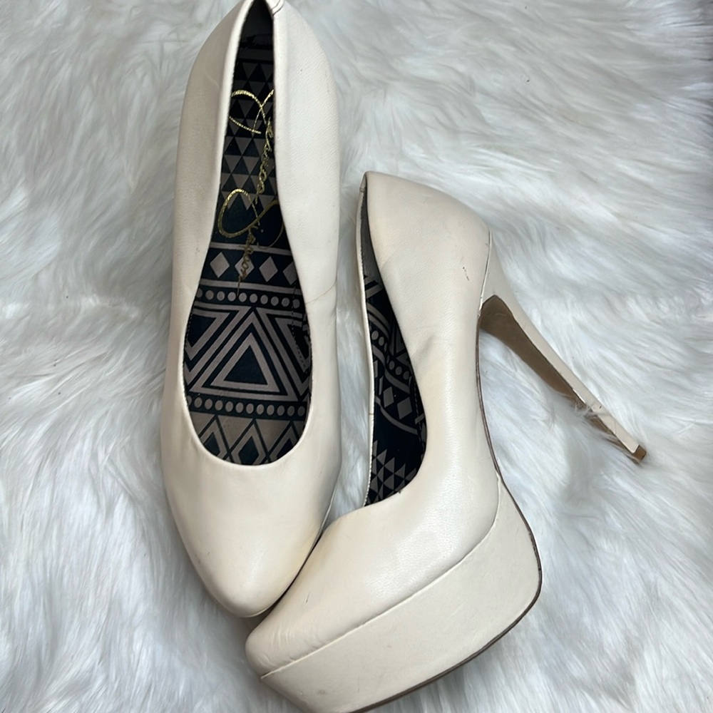 Used cream pumps. Size 9. Leather. No box